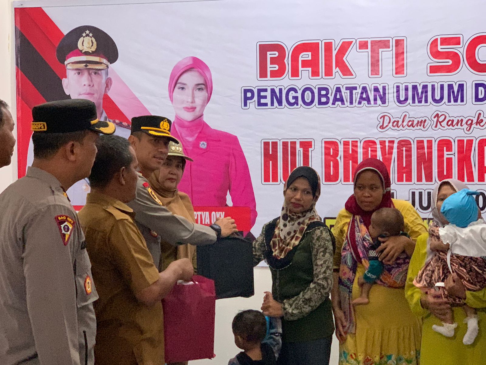 Teks foto:Kapolres Serdang Bedagai, AKBP Pol Oxy Yudha Pratesta di saat membeeikan bantuan kepada warga Desa Nagur dalam rangka HUT Bhayangkara ke 77 di Desa Nagur, Kecamatan Tanjung Beringin, Kabupaten Serdang Bedagai, Senin, 12-06-2023.(Berita Sore-Azwen)