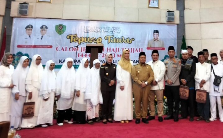 Berita Sore/Birong RT Teks poto: Bupati Tapanuli Selatan, Dolly Pasaribu bersama Forkopimda poto bersama usai acara tepung tawari jemaah calhaj Tapsel, Senin (12/6).
