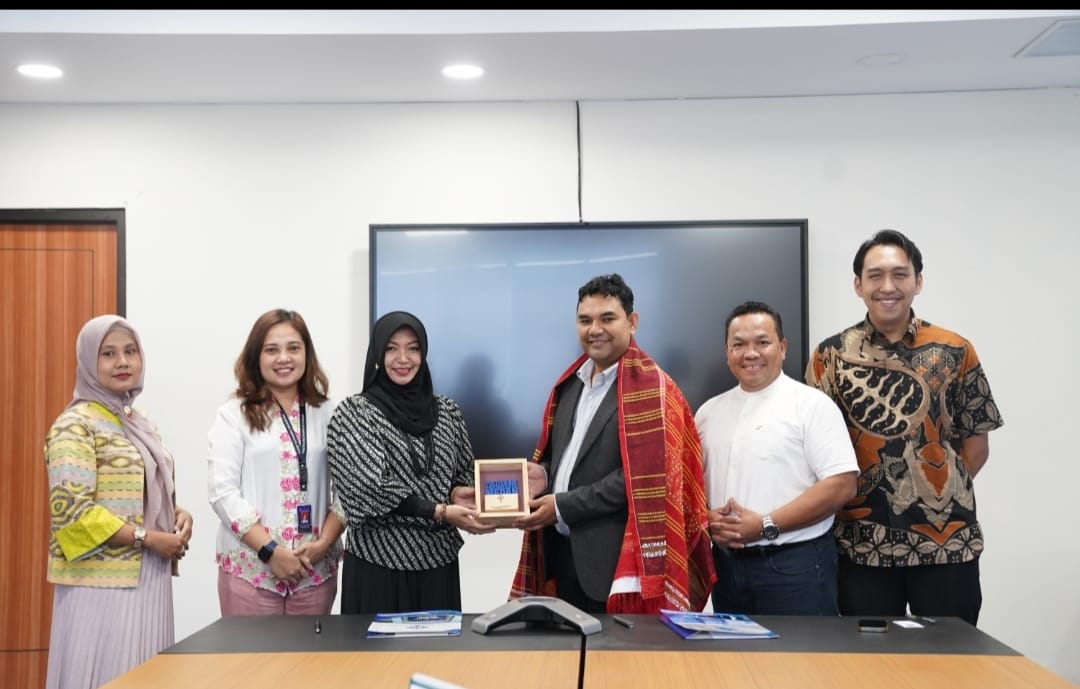 Berita Sore/ist Vice President IIC Malaysia Mohammad Anas Bin Mohd Bukhori (pakai ulos) didampingi Hishamuddin Bin Mustafa (tiga kanan) yang pernah menjabat sebagai Director Tourism Malaysia Medan di kampus Poltekpar Medan Selasa (13/6).