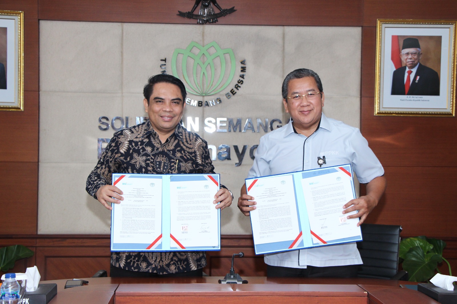 Berita Sore/ist Direktur Sales & Distribution BSI Anton Sukarna (kiri) dan Direktur Utama Pusat Pengelolaan Komplek Kemayoran Medi Kristianto (kanan) menandatangani perjanjian kerjasama terkait layanan payroll gaji, pembiayaan, serta fasilitas perbankan lainnya bagi para pegawai PPK Kemayoran di Jakarta. Selasa (13/6).