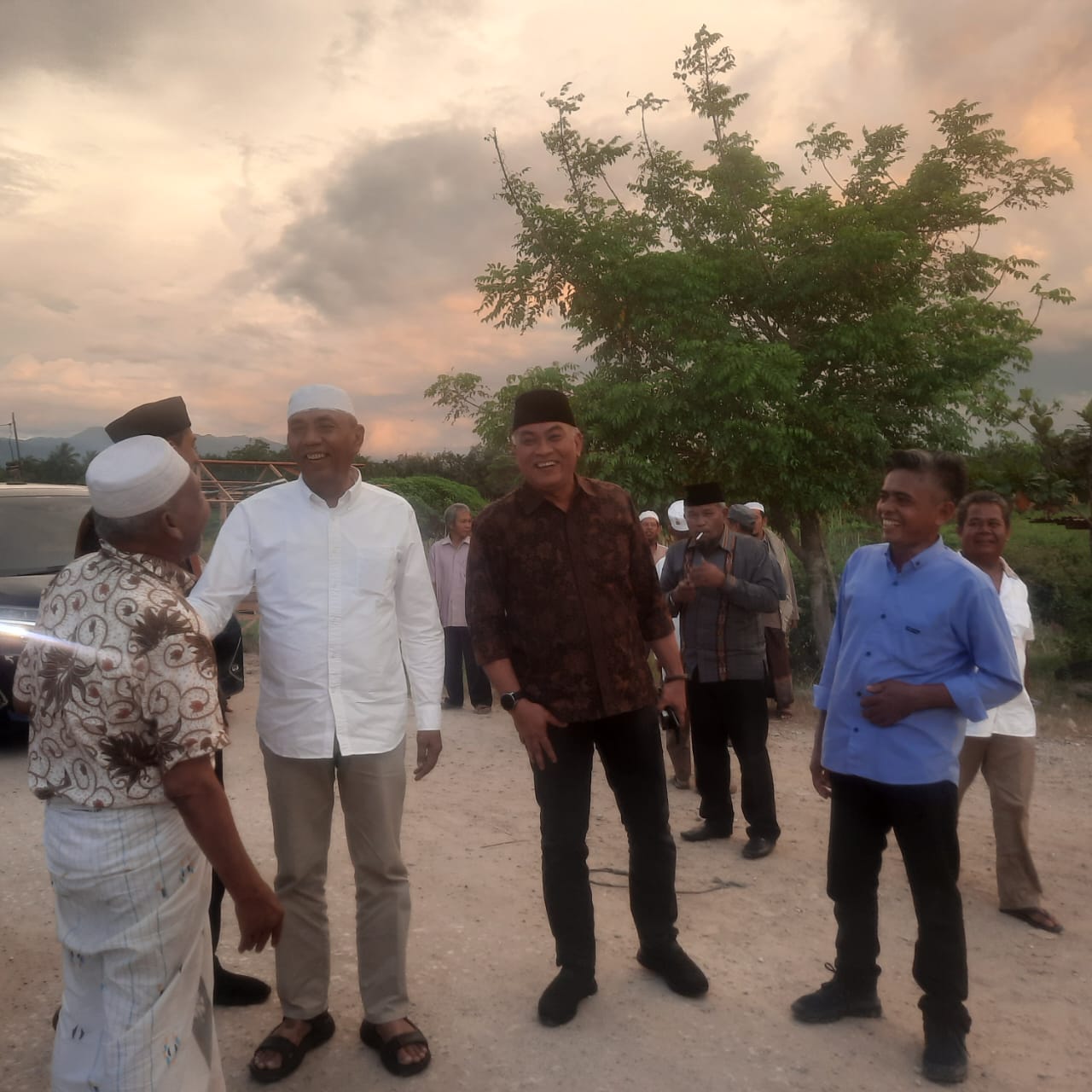 Teks foto beritasore/Irham Hagabean Nasution Masyarakat Madina sambut antusias kehadiran tiga cucu pendiri Ponpes Musthafawiyah Purbabaru.