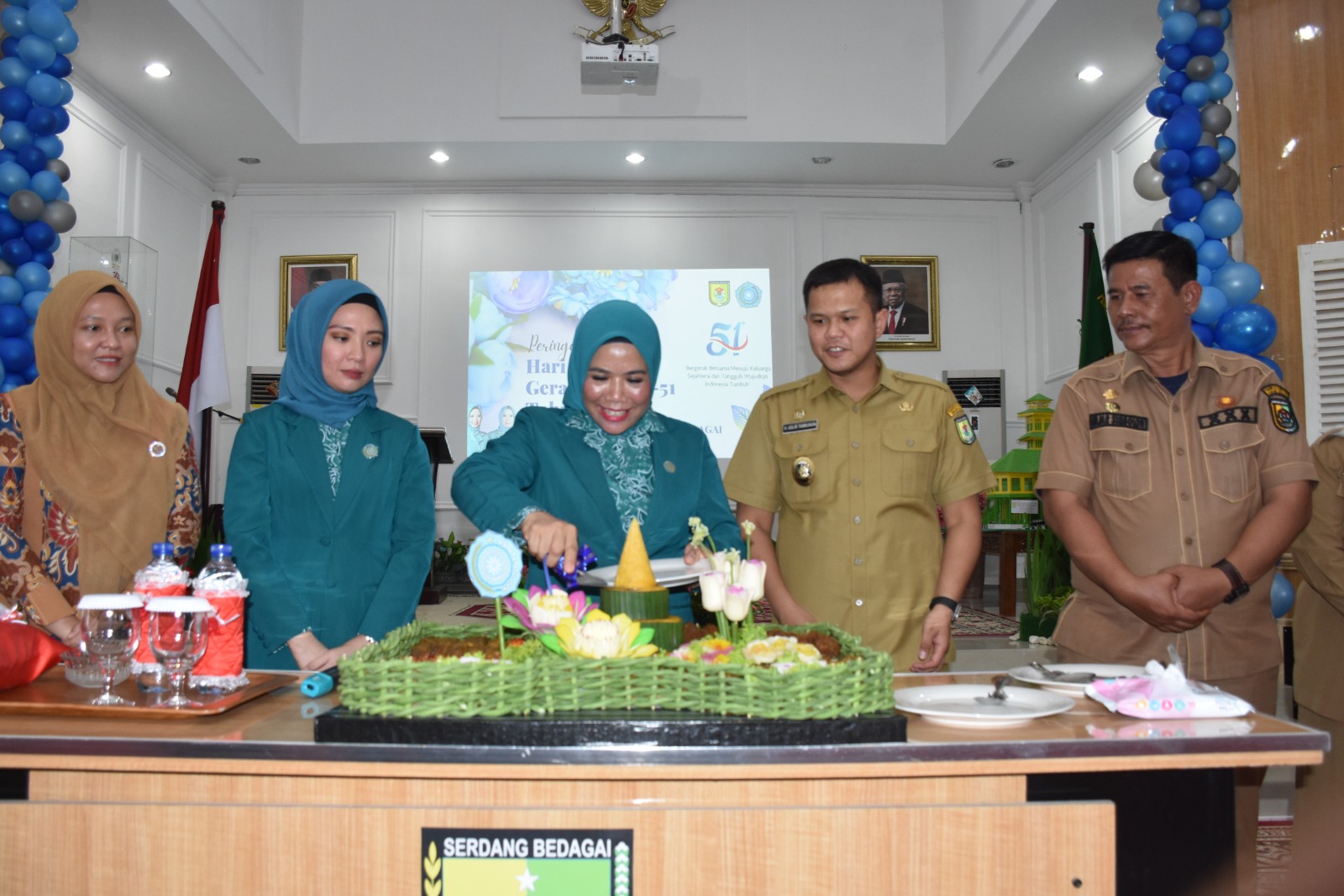 Wakil Bupati Serdang Bedagai, H Adlin Yusri Tambunan di dampingi Kadis PMD Drs Fajar Simbolon, MSi, melihat Ketua TP PKK Sergai Ny Hj Rosmaida Darma Wijaya di saat proses masak memasak di komplek kantor Bupati, Selasa,13-06-2023.(Berita Sore-Azwen)
