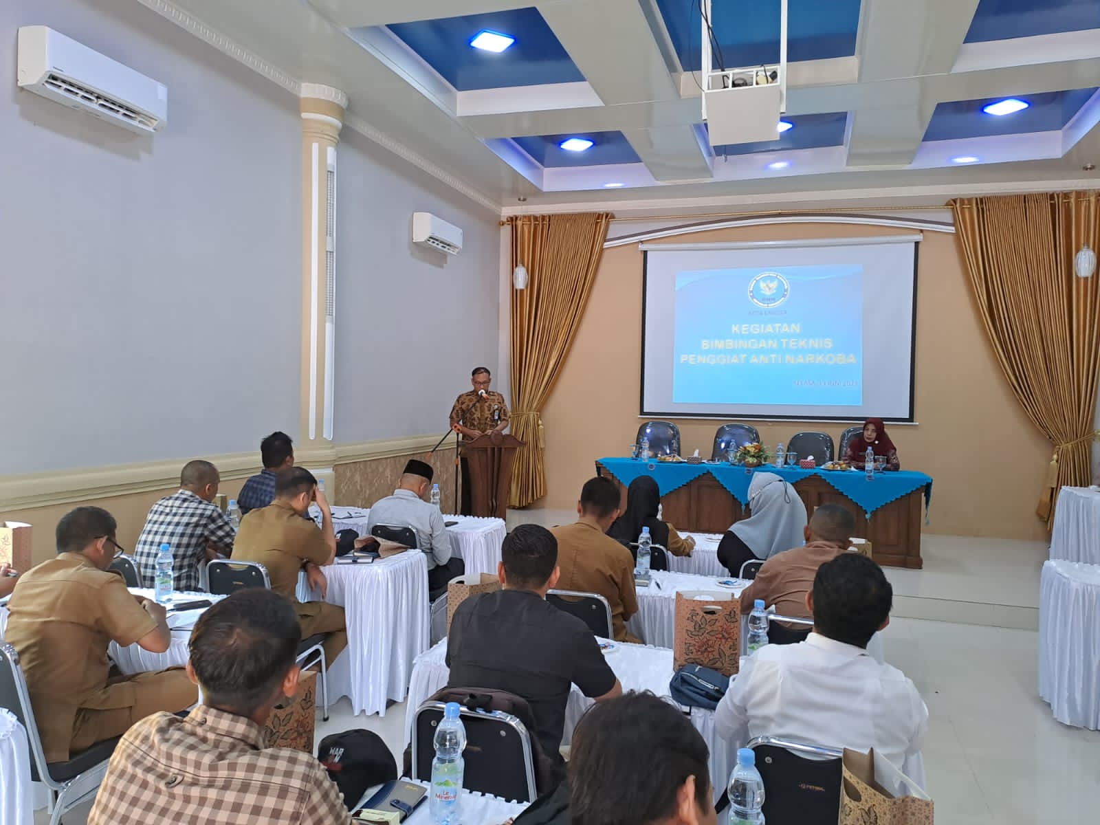 Tampak Kepala BNN Kota Langsa, AKBP Werdha Susetyo SE, saat membuka Bimtek Penggiat Anti Narkoba, di Aula Vitra Convention Hall Langsa, Selasa - Rabu (13-14/6). Foto:Rapian.