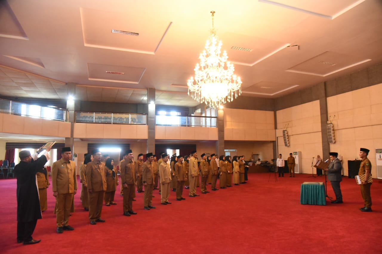 Berita Sore/Birong RT Teks poto: Bupati Tapanuli Selatan Dolly Pasaribu, melantik 37 pejabat baru dilingkungan Pemerintah Kab.Tapanuli Selatan, Selasa (13/6) di gedung Serba Guna Konflek Perkantoran Tapsel di Sipirok.