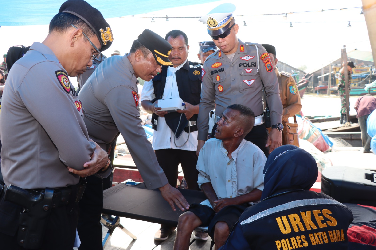 Teks fhoto: Sambut HUT Bhayangkara Ke-77 Kabag Ops Polres Batu Bara KOMPOL Imam Alriyuddin SH,MH mewakili Polres Batu Bara gelar Bansos di Pelabuhan Ujung Bom Tanjung Tiram, Desa Bandar Rahmat, Kecamatan Tanjung Tiram Kabupaten Batu Bara Rabu (14/06/2023). beritasore/alirsyah