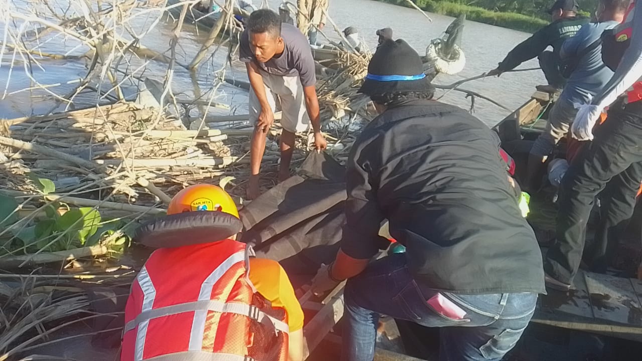Teks Foto/Beritasore/ist  Mayat Mr X saat dievakuasi petugas di Desa Tapak Kuda Kec.Tanjungpura Kab.Langkat,  Senin(12/6).