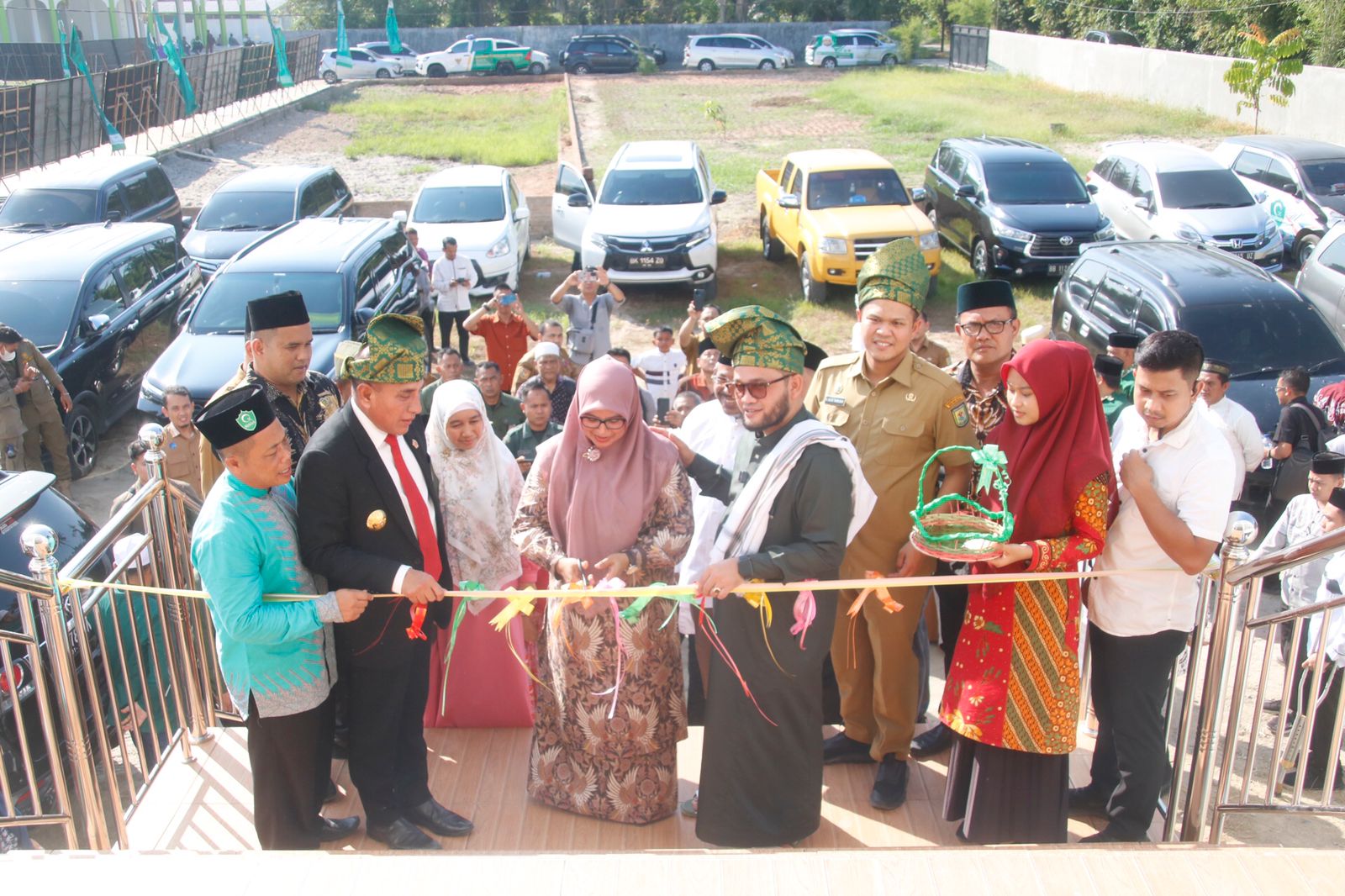 Teks foto:Wakil Bupati Sergai H Adlin Yusri Tambunan dan Gubernur Sumatera Utara Edy Rahmayadi bersma mereamikan Ponpes Tahfidz Al Quran Abdullah Al Busyroni di Jalan Bedagai Sei Rampah, Selasa, 13-06-2023(Berita Sore-Azwen)