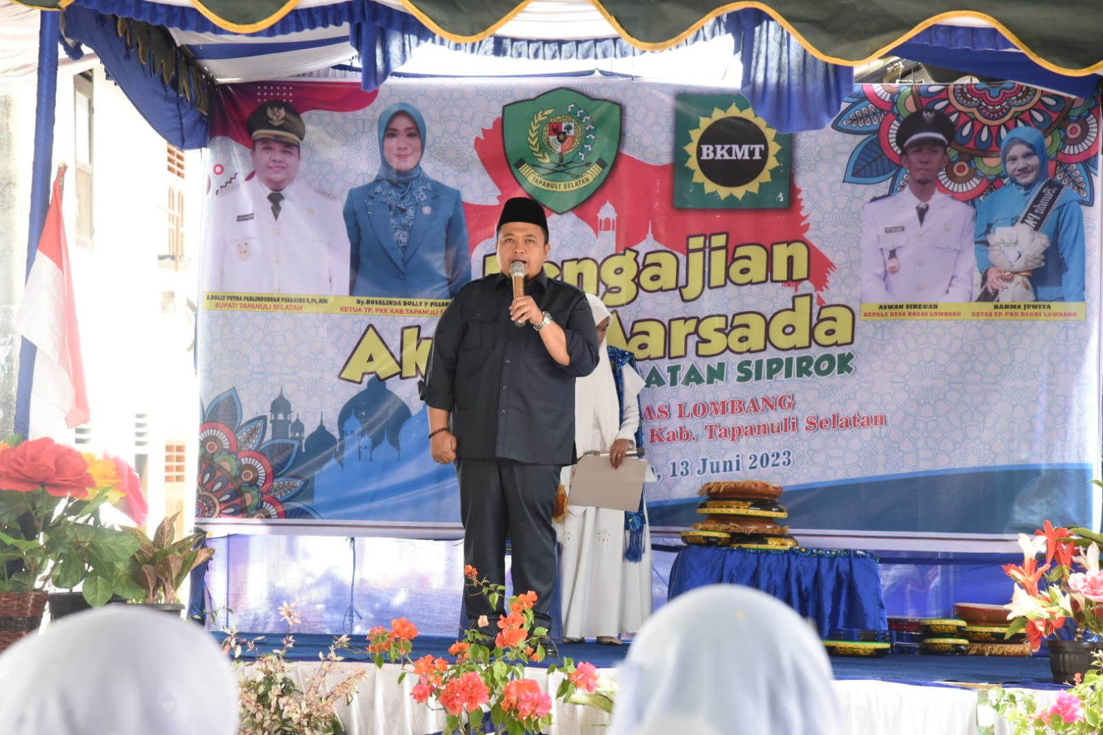 Berita Sore/Birong RT Teks poto: Bupati Tapanuli Selatan Dolly Pasaribu saat menghadiri pengajian Badan Kontak Majelis Taklim (BKMT) di Desa Bagas Lombang, Kecamatan Sipirok, Selasa (13/6).