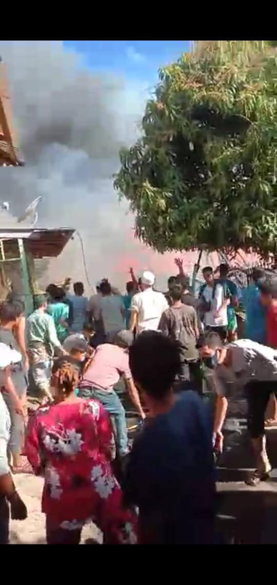 Teks foto Berita/Irham Hagabean Nasution Musibah kebakaran di Banjar Sehat, Panyabungan II, Kec. Panyabungan, Kab. Madina mengakibatkan tiga rumah ludes terbakar, terindikasi akibat korsleting arus pendek.