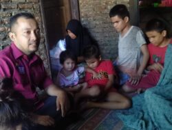 Teks fotoAswan Lubis mengunjungi empat anak berusia SD di Pidolidolok, Kec. Panyabungan, Kab. Madina. Berita/Ist