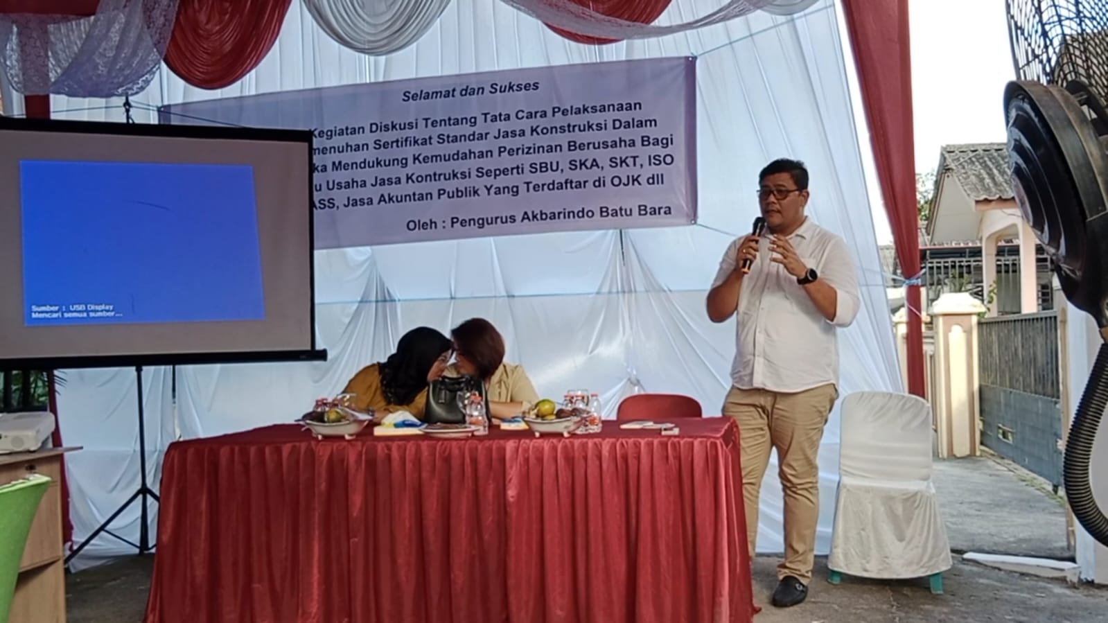 Teks fhoto: Ketua Umum BPP Akbarindo Sumut Krisman Tambunan, S.T hadiri diskusi Asosiasi Akbarindo Batu Bara di Jln.Tulilp Perumnas Lima Puluh, Kelurahan Lima Puluh Kota, Kecamatan Lima Puluh, Batu Bara.beritasore/alirsyah