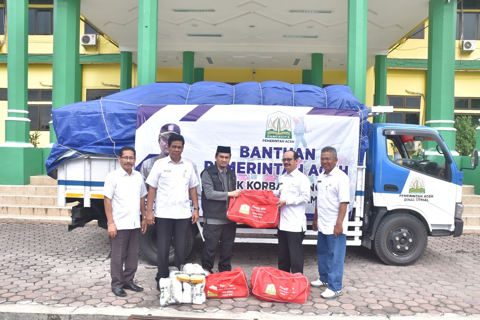 Teks Foto : Kepala Dinas Sosial Aceh, Yusrizal saat menyerahkan bantuan stock penyangga (buffer stock) siaga kebencanaan dari Pemerintah Aceh.
