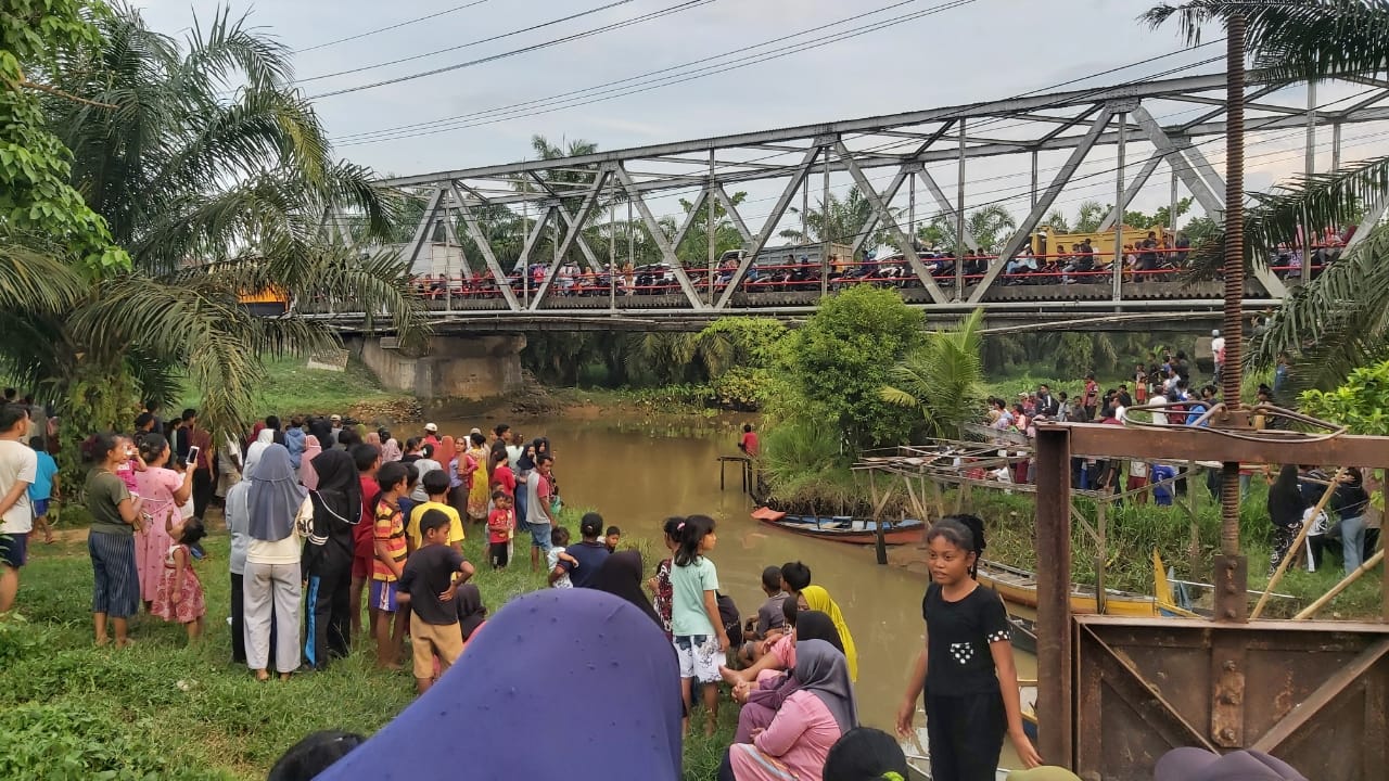 Teks Foto/Beritasore/Boy Aprizal  Warga menyaksikan pencarian korban hilang tenggelam di Sungai Pelawi Desa Pelawi Selatan Kec Babalan Kab Langkat, Kamis (15/6)sore.