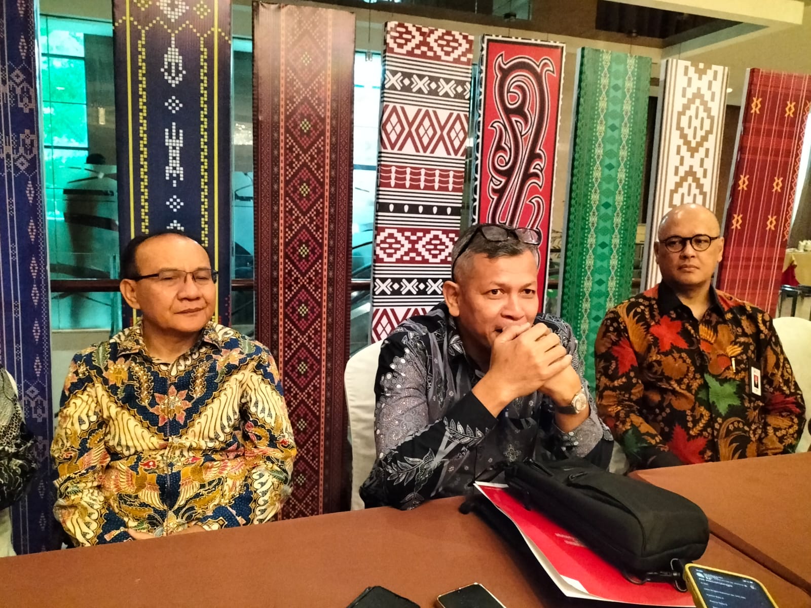 Teks foto Berita Sore/laswie wakid Kepala Departemen Penyidikan Sektor Jasa Keuangan OJK Tongam L. Tobing (kiri) berbicara kepada wartawan di Medan Rabu (14/6).