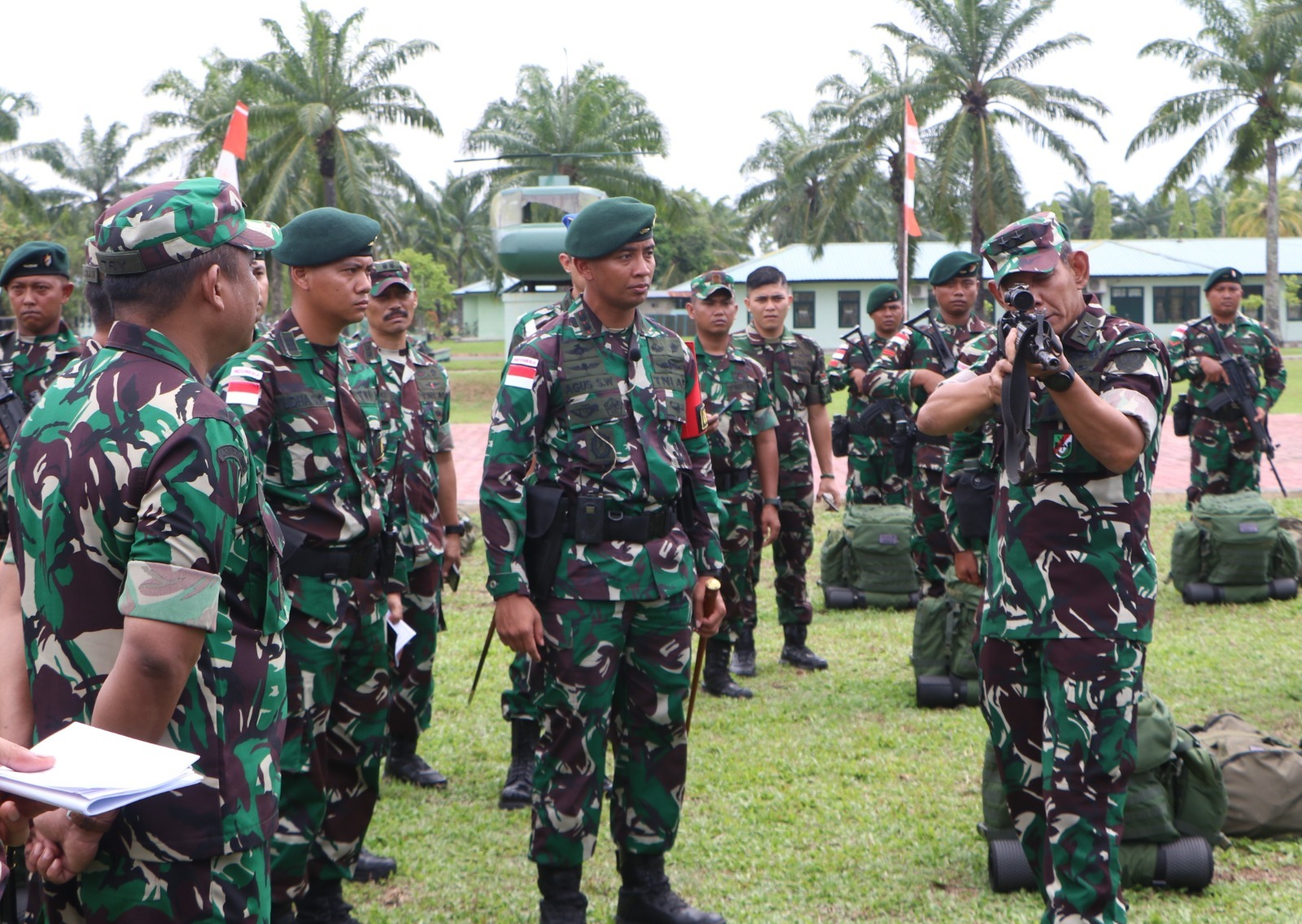 Teks Foto : Asisten Operasi (Asops) Kepala Staf TNI Angkatan Darat, Mayjen TNI Dian Sundiana, SE., MM didampingi oleh Kepala Staf Kodam (Kasdam) Iskandar Muda Brigjen TNI Hadi Basuki, S.Sos MM., M.Tr(Han) melakukan pengecekan kesiapan sekaligus pemeriksaan Kesiapan Operasi (Riksiapops) Batalyon Raider Khusus 111/Karma Bhakti dalam rangka Satuan Tugas (Satgas) Pamtas Statis antara Republik Indonesia - Papua Nugini, di Mayonif Raider Khusus 111/KB.