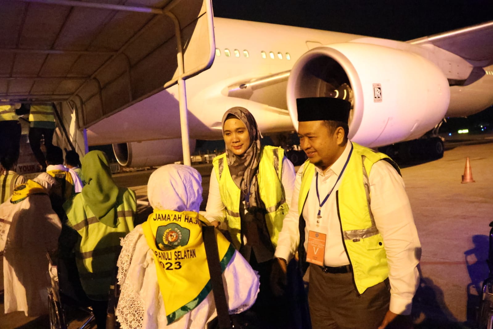 Berita Sore/Birong RT Teks poto: Bupati Tapanuli Selatan (Tapsel) Dolly Pasaribu didamping Ketua TP PKK Ny Rosalina Dolly Pasaribu saat melepas JCH dari Bandara Kualanamu Deli Serdang, Jum'at (16/6) Shubuh.