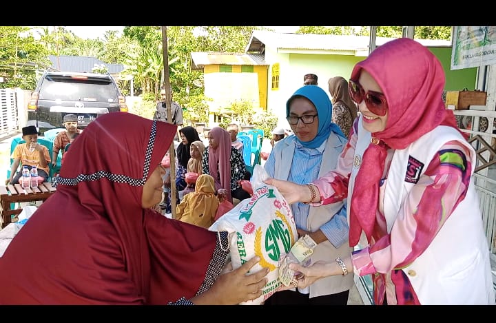 Teks fhoto: Dr.Henny Ikhwan S.Pd .M,Pd didampingi Floria Yapanica Simanjuntak Kartini KSJ Pusat anpa lelah terus melakukan Sedekah Jum' at Barokah (16/6-2023).beritasore/alirsyah
