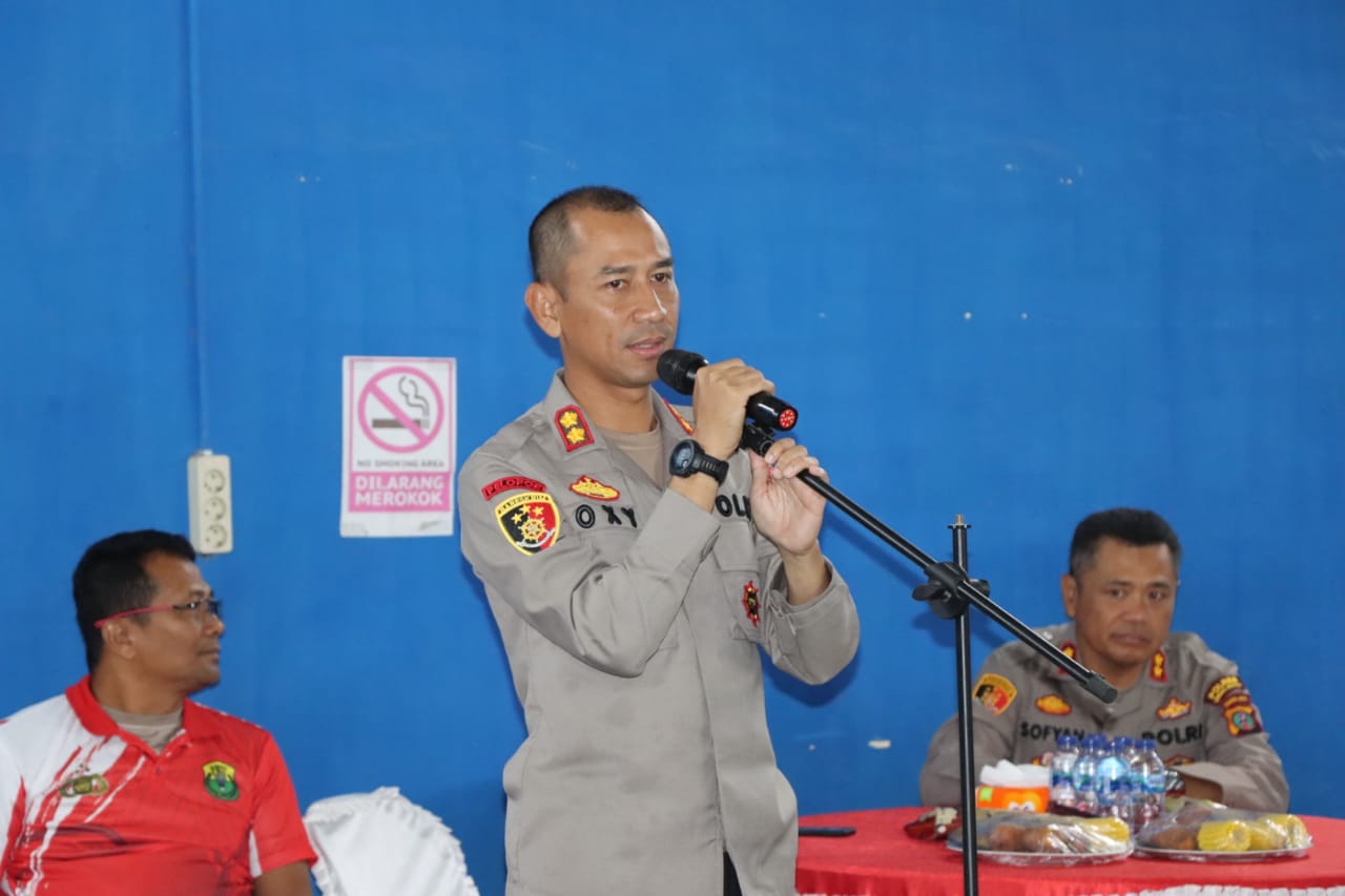 Teks foto:Kapolres Serdang Bedagai, AKBP Oxy Yudha Pratesta secara reami buka turnamen Bulutangkia Cup 2023 Piala Kapolres di lapangan Mapolres Serdang Bedagai, Jumat,16-06-2023 (Berita Sore-Azwen)