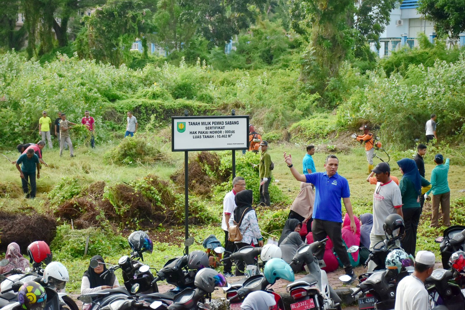Suasana gotong royong untuk menjaga meindahan Kota Sabang. (Foto: T. Zakaria)
