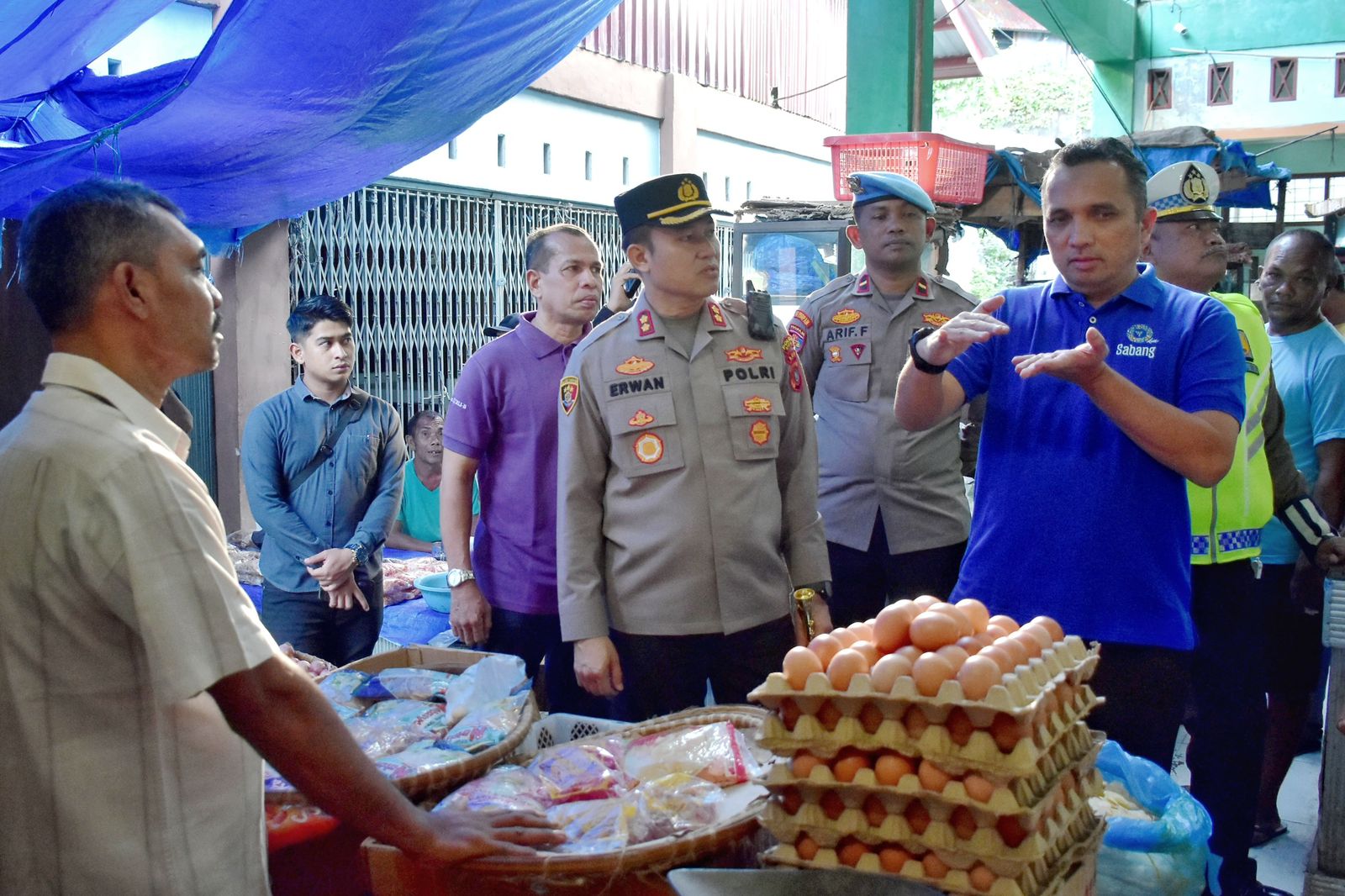 Teks Foto : Pj. Wali Kota Sabang, Reza Pahlevi dan Kapokres Sabang, AKBP Erwan, SH, MH inspeksi Pasar tradisional. (Foto: T. Zakaria)
