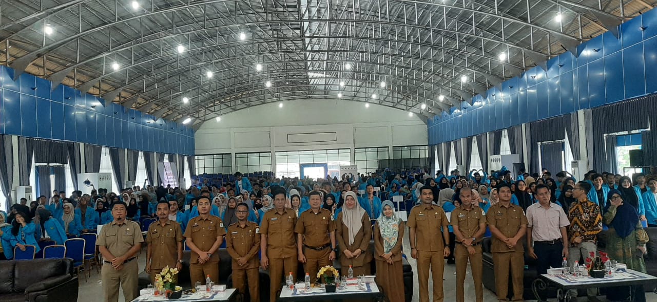 Teks Foto : , Asisten Pemerintahan, Keistimewaan Aceh dan Kesejahteraan Rakyat, Muslizar, S.Pd, MM, saat menghadiri kegiatan Pembekalan Mahasiswa Peserta Kuliah Kerja Nyata (KKN) Periode II Tahun 2023, di Gedung Serbaguna Universitas Samudra, Langsa