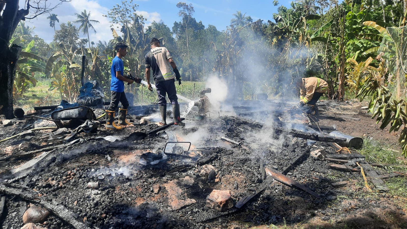 Teks Foto: Kandang sapi milik M. Nasir di Dusun Bak Trieng, Gampong Tumbo Baro, Kecamatan Kuta Malaka, Kabupaten Aceh Besar, musnah terbakar, Sabtu (17/6). (Ist)