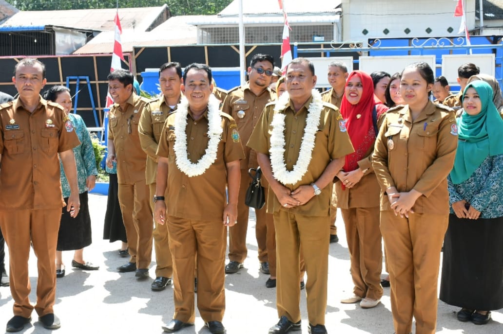 KETUA Tim Penilai Lomba Kelurahan Terbaik Tingkat Sumut Tahun 2023 Liga Dakwa Daulay, S.Sos, didampingi Bupati Deliserdang H.Ashari Tambunan disambut Camat Galang Rahmat Azhar Siregar, S.STP, MM, TP PKK dan lainnya, Senin (19/6).- (Ist)