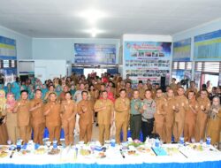 KETUA Tim Penilai Lomba Kelurahan Terbaik Tingkat Sumut Tahun 2023 Liga Dakwa Daulay, S.Sos, didampingi Bupati Deliserdang H.Ashari Tambunan, Asisten Pemerintahan dan Kesra Setdakab Deliserdang Drs.H.Citra Effendi Capah, MSP, foto bersama pimpinan OPD, Mupika Galang usai melakukan pertemuan di Aula Kelurahan Galang Kota Kecamatan Galang, Senin (19/6).- (Ist)