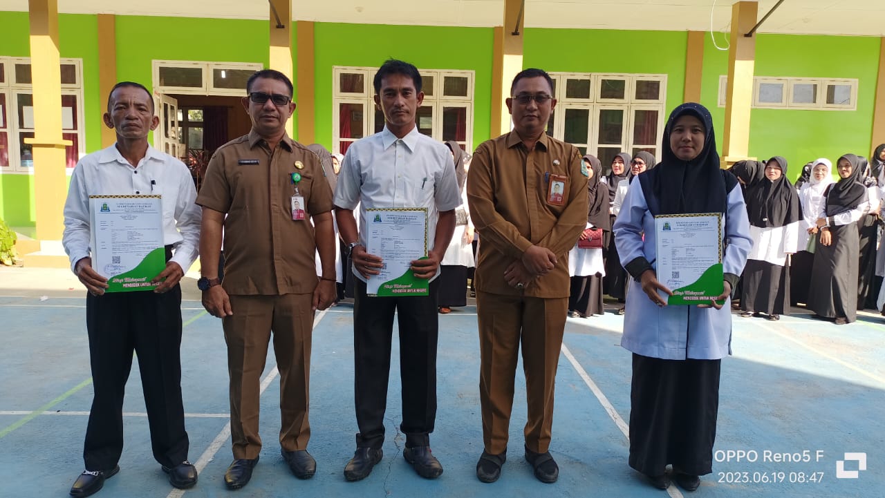 Dua dari kiri Kepala Dinas Pendidikan Simeulue, Firmanuddin, S.Pd foto bersama dengan perwakilan guru kontrak yang di berikan SK 2023. Senin (19/6). ist