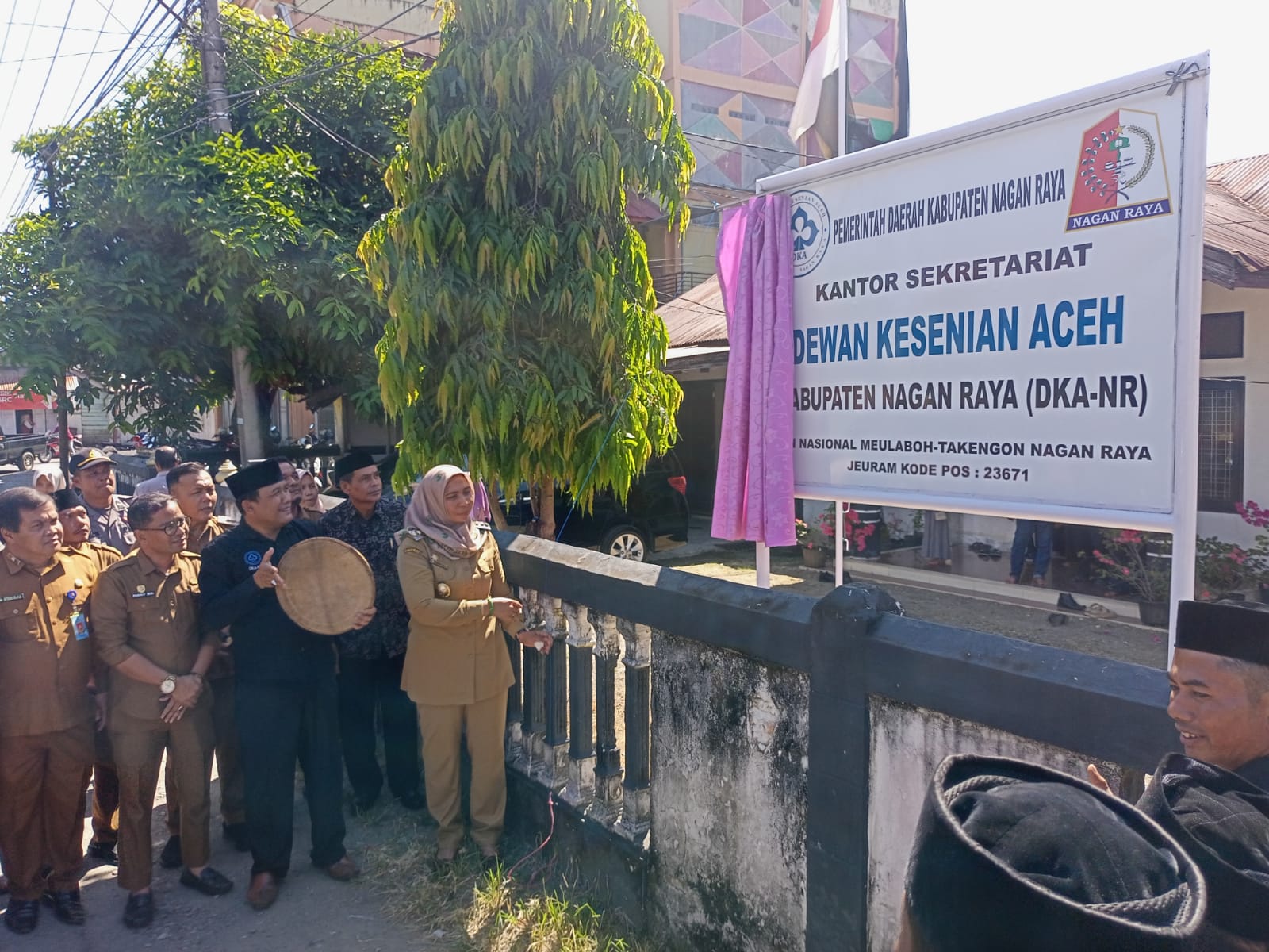 Pj Bupati Nagan Raya Fitriany Farhas membuka papan nama sekretariat DKA di Jeuram Kecamatan Seunagan Kabupaten Nagan Raya, Selasa (20/6).(Foto: Muji Burrahman)