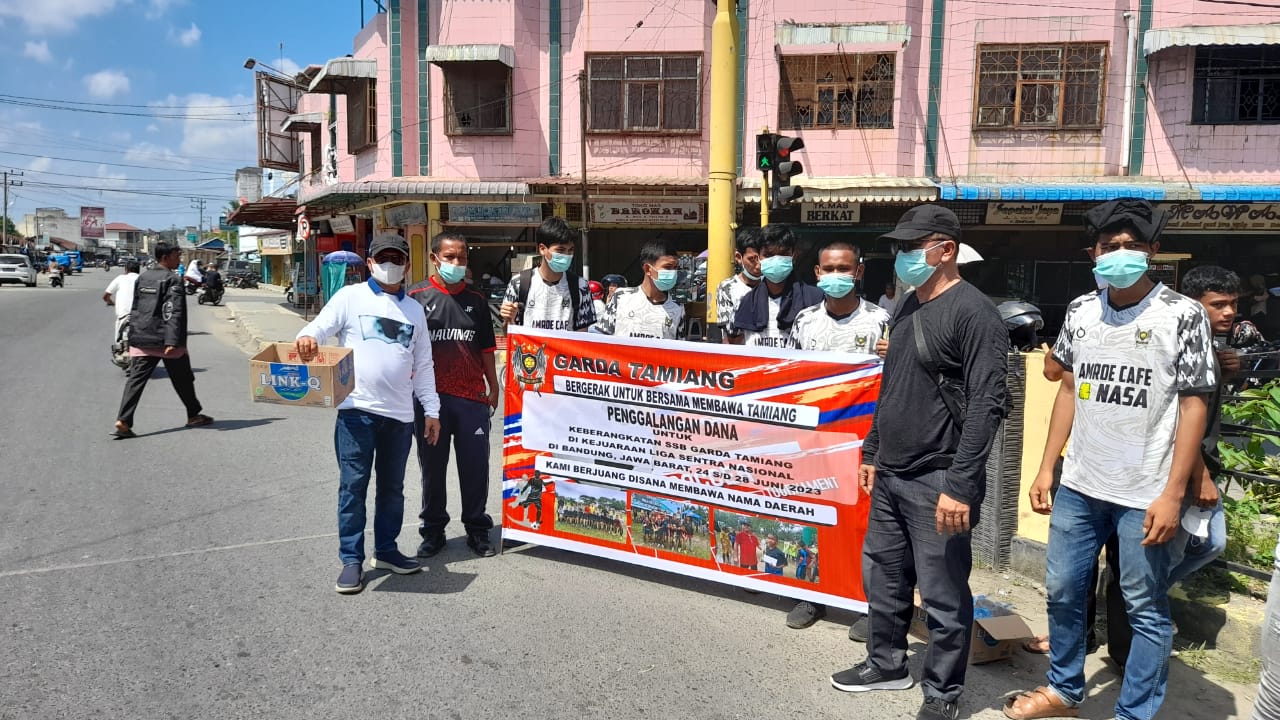 Teks foto: Ketua Umum SSB Garda Tamiang bersama pengurus,atlet dan orang tua atlet saat melakukan penggalangan dana keberangkatan mengikuti Liga Sentra Nasional di Bandung, Jawa Barat.