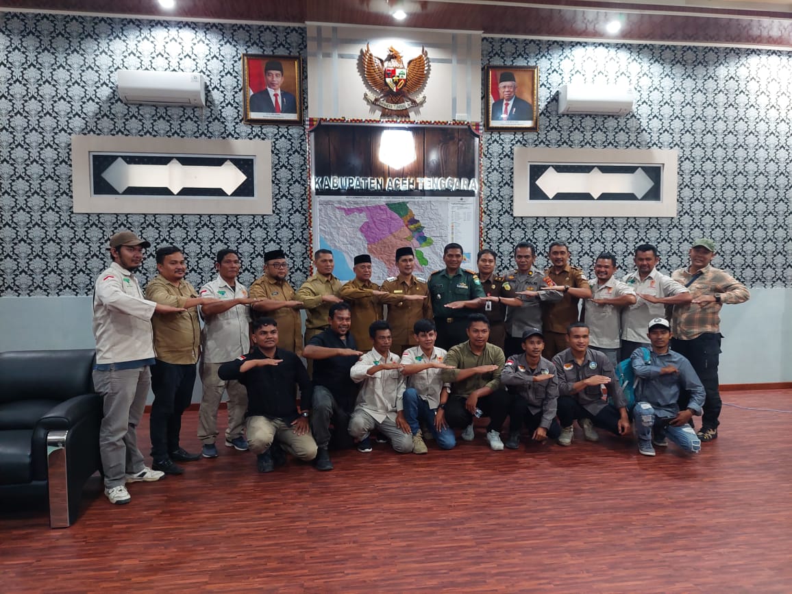 Tampak Ketua PAJI Agara Hasimi SP (No 2 sebelah kanan) tengah berpose dengan PJ Bupati Syakir,unsur Forkompimda, Ketua KONI Agara, Dandim, mewakili Kapolres, Kajari, kadis Parpora, Kepala Bappeda serta Asisten pada Kamis sore (19/6) berlangsung diruang rapat Bupati. Berita Sore/Ist