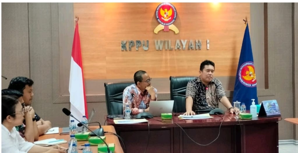 Berita Sore/ist Wakil Ketua KPPU Guntur Syahputra Saragih (kanan) dan Kepala Kantor KPPU Kanwil I Ridho Pamungkas (kiri) FGD terkait ayam dan telur dengan peternak serta distributor di kantor KPPU Kanwil I Jalan Gatot Subroto Medan Selasa (20/6).