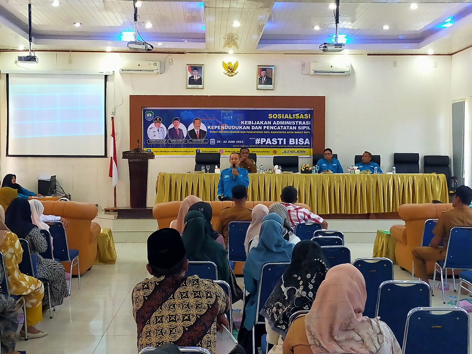 Disdukcapil Abdya gelar sosialisasi kebijakan Admindukcapil kepada seluruh Kades, petugas registrasi dan bidan desa, yang ada dalam wilayah setempat. Selasa (20/6). Foto: Syafrizal