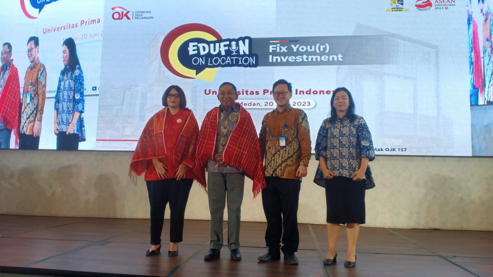 Berita Sore/ist Sekar Putih Djarot, Plt Kepala Group Komunikasi Publik OJK Sekar Putih Djarot dan Kepala OJK Regional 5 Sumbagut Bambang Mukti Riyadi diulosi pada acara EduFin on Location di Unpri Jalan Sampul Medan, Selasa (20/6).