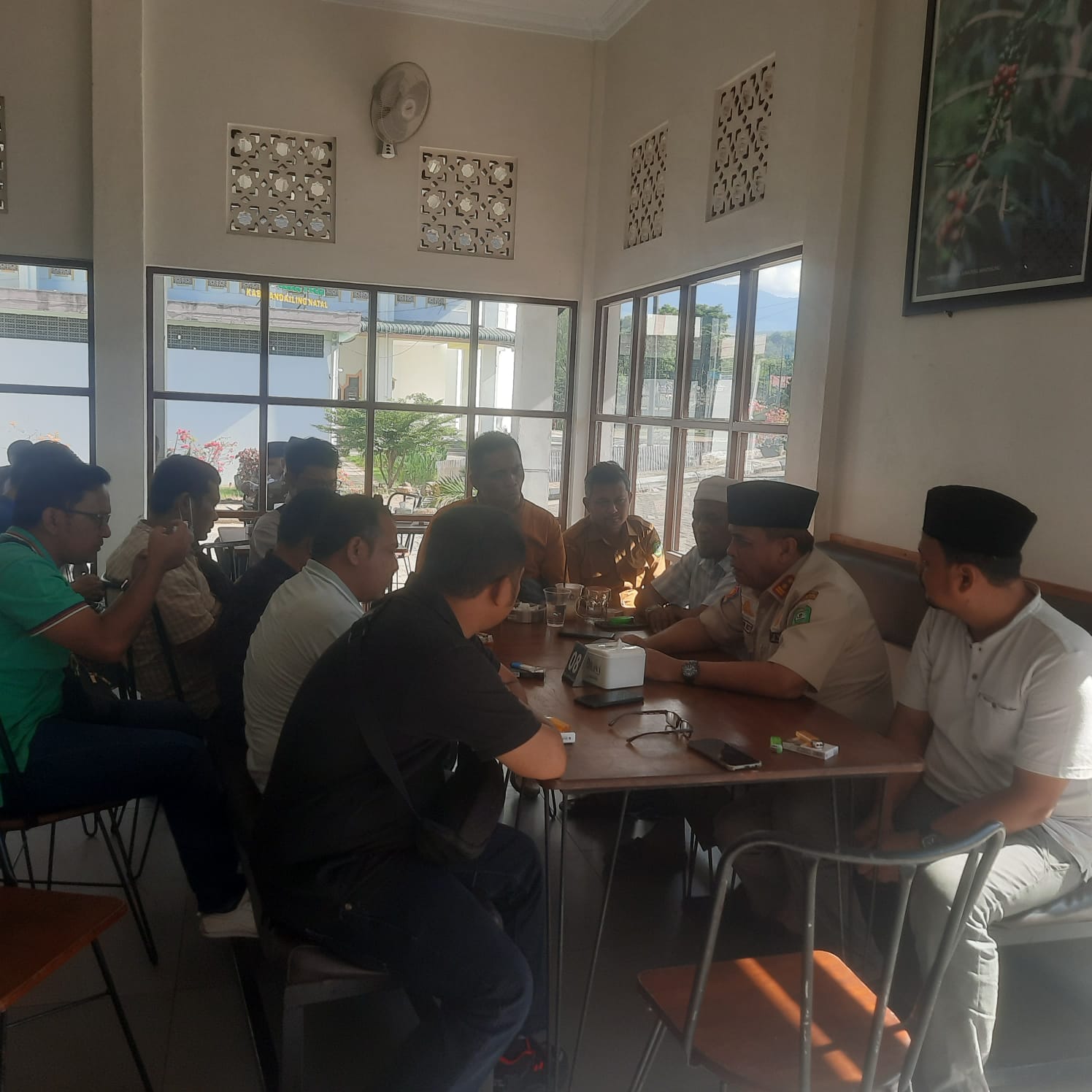 Teks foto Irham Hagabean Nasution: Bupati Madina HM Jafar Sukhairi Nasution didampingi Kordinator Gema Madina Antinsrkoba Tan Gozali Nasution dalam konfrensi pers dengan sejumlah wartawan.