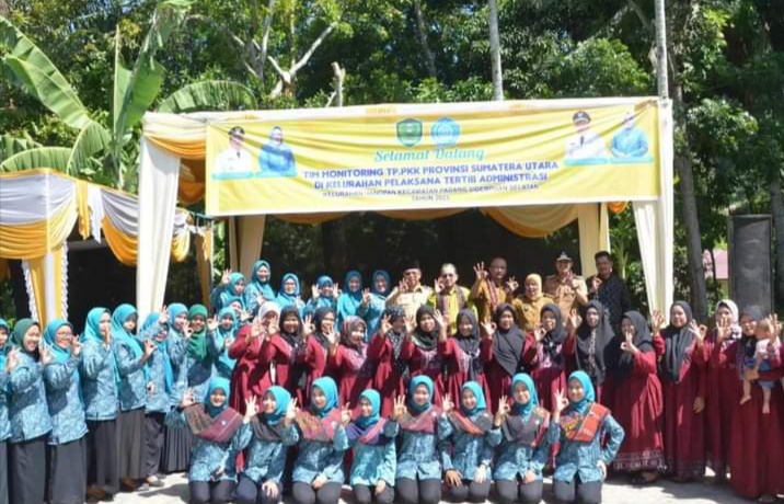 Berita Sore/Birong RT Teks poto: Wakil Wali Kota Padangsidimpuan Ir. H. Arwin Siregar, MM terima kunjungan TP. PKK Provinsi Sumatera Utara di Kelurahan di Kelurahan Hanopan Kecamatan P. Sidimpuan Selatan, Selasa (20/06).