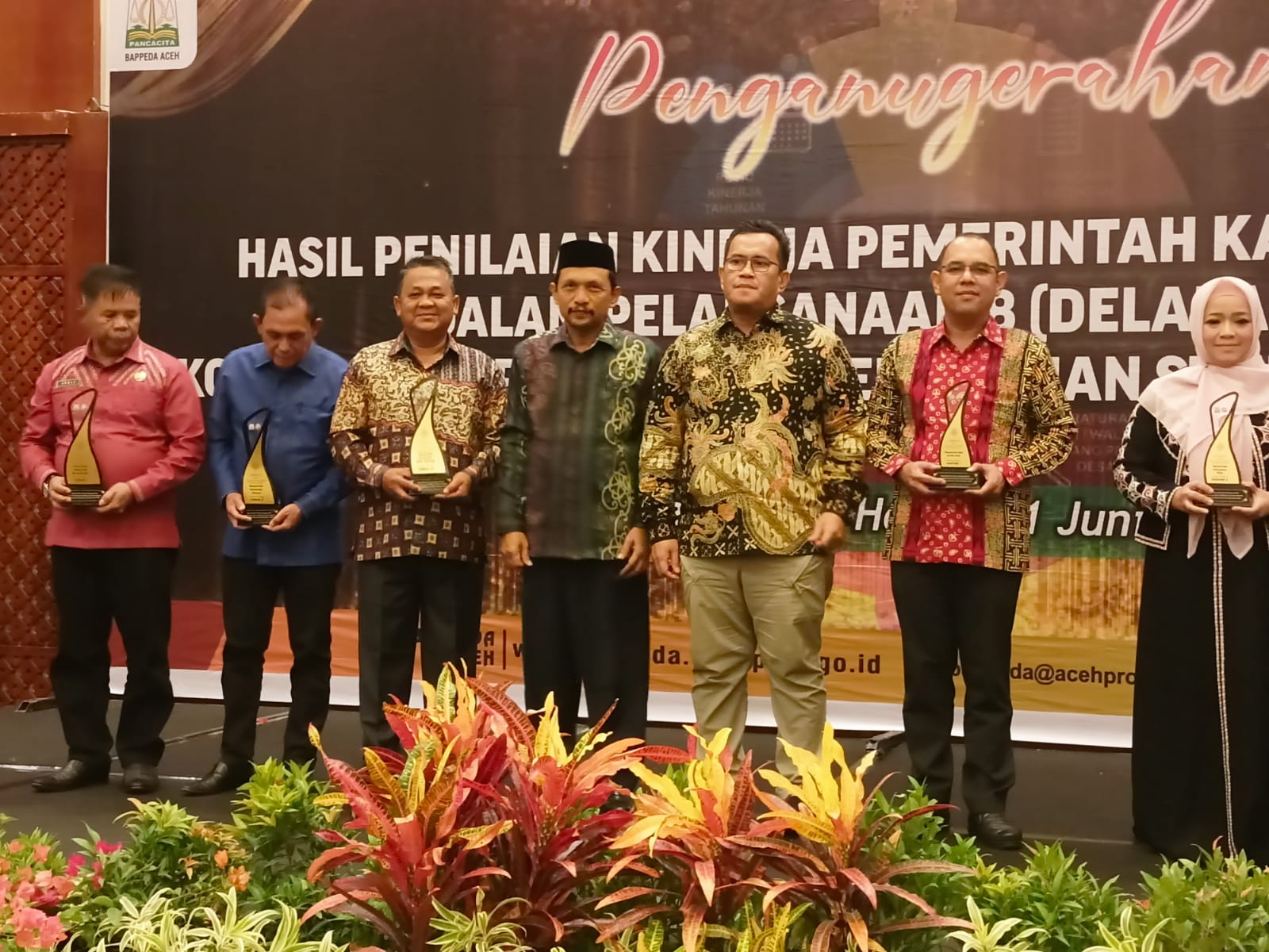 Teks Foto : Penyerahan penghargaan untuk Kabupaten Aceh Tamiang meraih peringkat ketiga diserahkan oleh Asisten Pemerintahan dan Keistimewaan Sekda Aceh Dr M Jafar SH M.Hum dan diterima Sekda Asra.