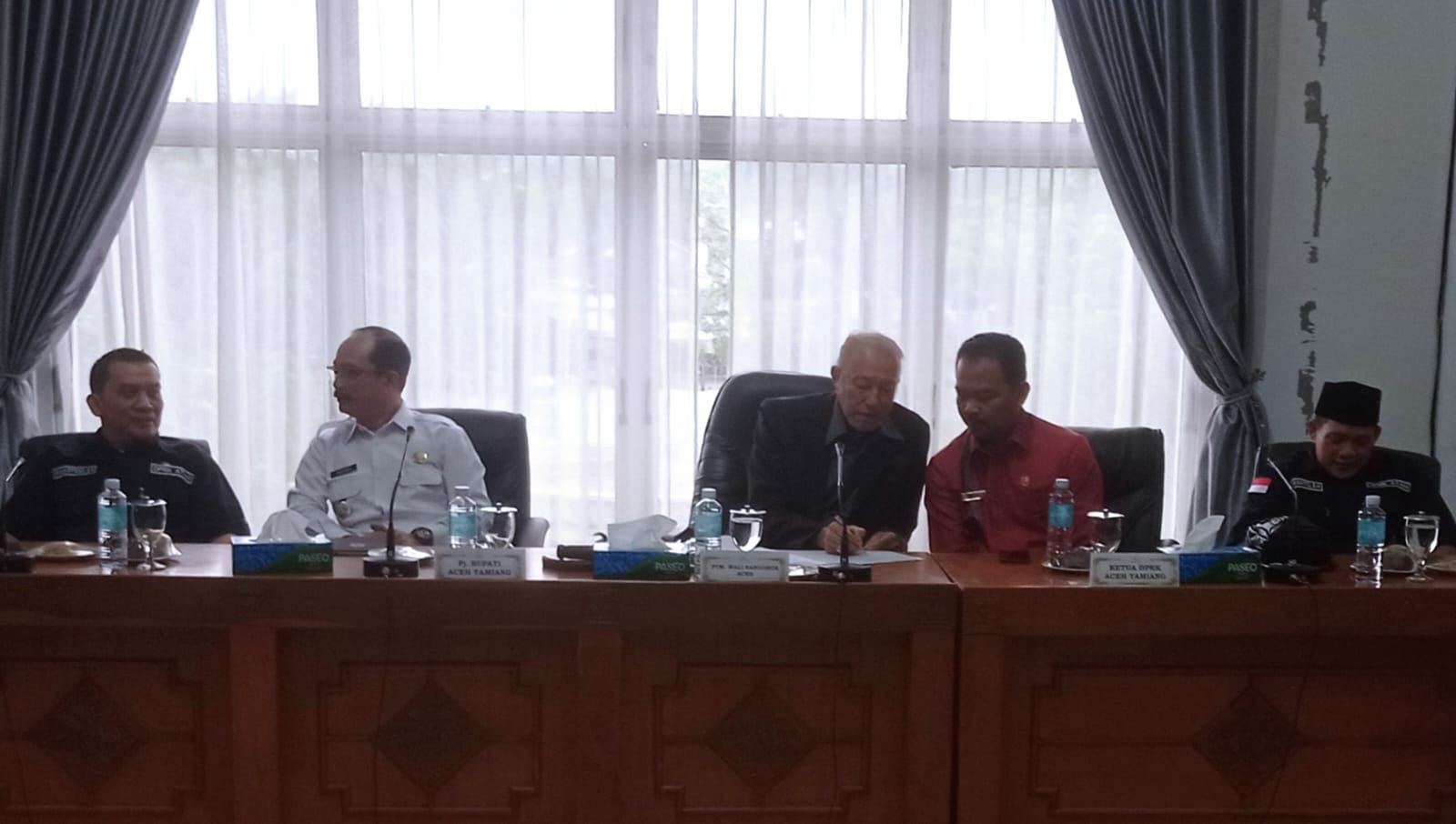 Teks Foto : Pj. Bupati Aceh Tamiang, Meurah Budiman, Wali Nanggroe dan unsur I Dewan Perwakilan Rakyat Kabupaten (DPRK) Aceh Tamiang serta para Wakil Ketua DPRK setempat untuk bermusyawarah penanganan percepatan penyelesaian sengketa di Ruangan Rapat Badan Anggaran DPRK setempat, Rabu (21/6).