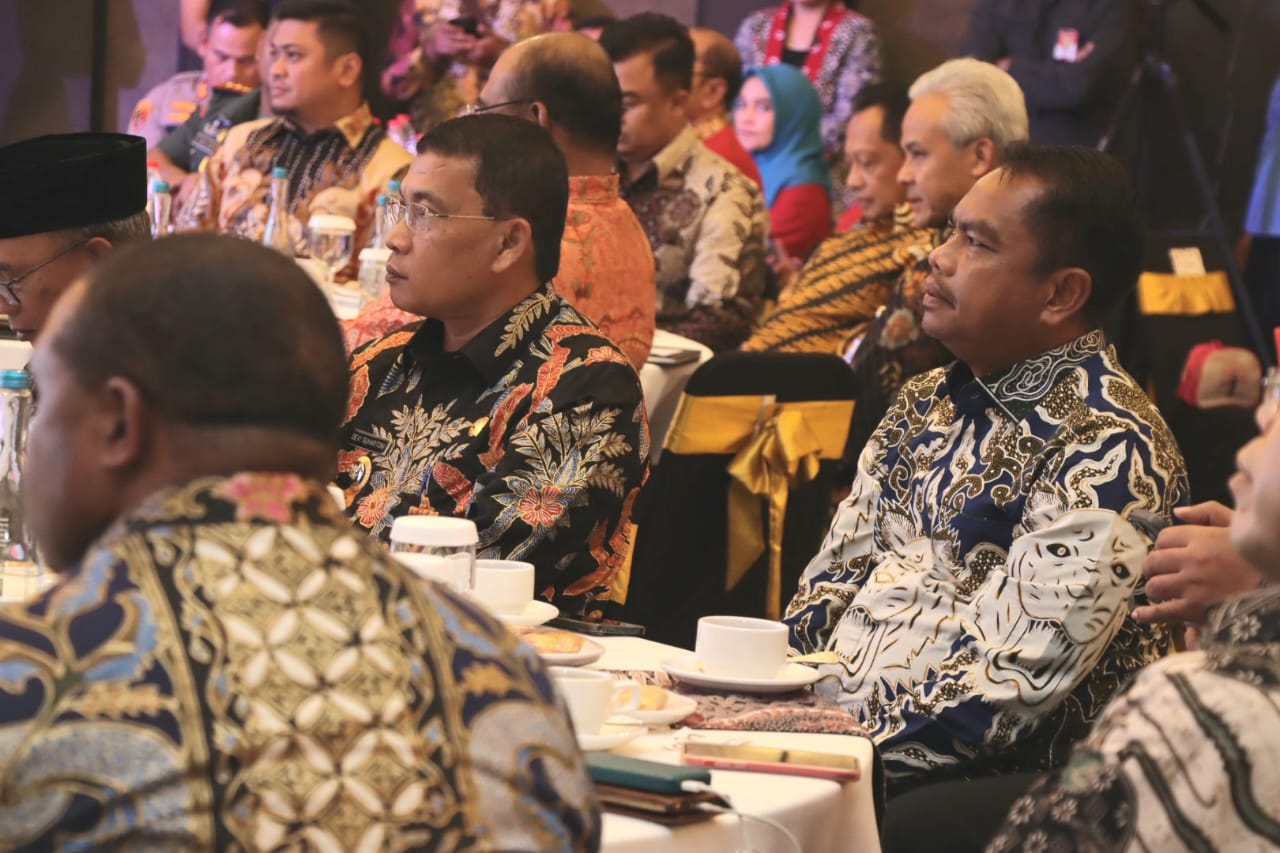 Teks foto:Bupati Serdang Bedagai, H Darma Wijaya, serius mendengarkan pidato Gubernur Jawa Tengah Ganjar Pranowo di saat HUT APKASI di Hotel Tri Azuna Style, Kebumen, Jawa Tengah, Kamis, 22-06-2023(Beritasore-Azwen)