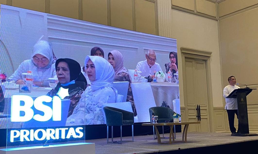 Berita Sore/ist Direktur Sales & Distribution BSI Anton Sukarna saat memberikan sambutannya pada kegiatan customer gathering BSI Prioritas di The Tribata Darmawangsa, Jakarta Selasa (27/6).