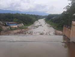 Teks fotoBerita/Irham Hagabean Nasution Pencarian dilakukan melibatkan warga sekitar korban tenggelam di bendungan Aekgodang Sungai Batanggadis, Panyabungan.