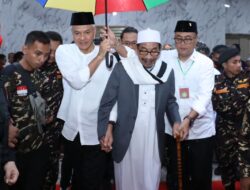 Disambut Hangat, Ganjar Ikut Nari Tor-Tor Bareng Santri Ponpes Al Kautsar Al Akbar Medan