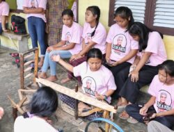 Srikandi Ganjar Sumut Gelar Pelatihan Menenun Kain Ulos Khas Silalahi di Kalangan Milenial