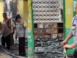 Polres Sergai Kerahkan Tim Bersihkan Puing – Puing Kebakaran Sekolah Perguruan Al- Wasliyah