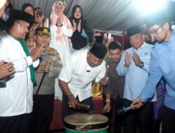 Plt. Bupati Langkat Memukul Bedug Pelepasan FESPOTA  1444 H