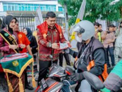 Sambut HUT RI Ke – 78,  Bobby Bagikan Bendera Merah Putih Kepada Masyarakat