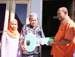 Syah Afandin Serahkan Kunci Bedah Rumah Dan Kursi Roda 