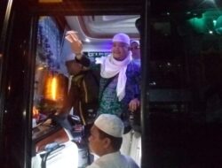 Ketua DPRD Madina Mencium  Hajar Aswad Memegang Ka’bah