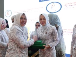 Eli Mahrani Terima Penghargaan Dari Ketua YKI Sumut